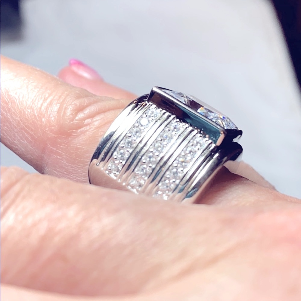 Bella Luce White Diamond Simulant Ring - Picture 10 of 14